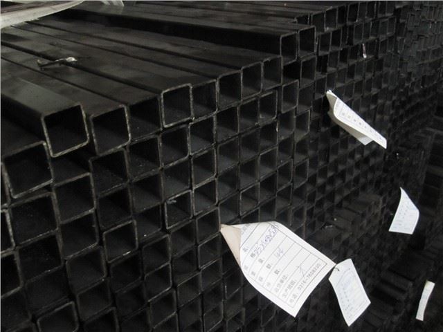 Чорна квадратна труба та труба з м'якої сталі